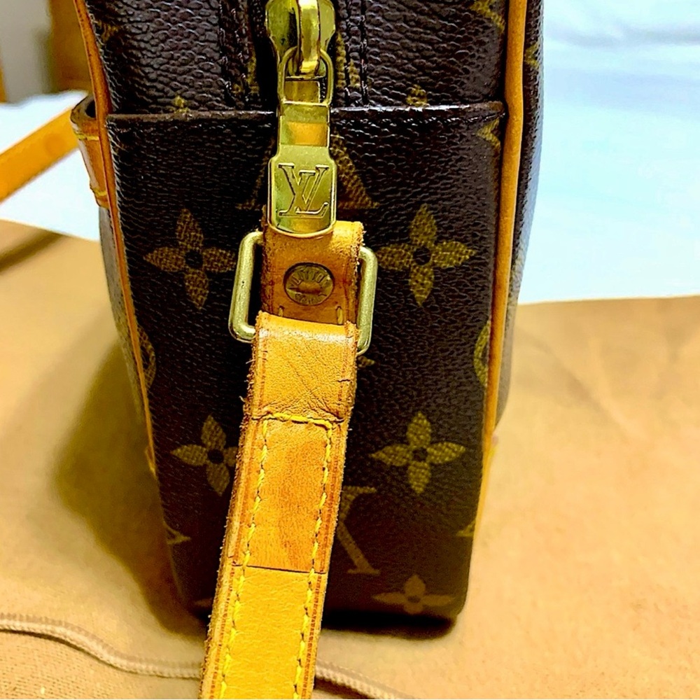 Authentic Louis Vuitton Tracadero 27 Monogram - Picture 9 of 13